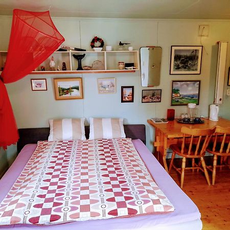 Summer Bedroom, Outside Toilet, Shower, Kitchen. 120 M From Sandbach. Bräcke Buitenkant foto